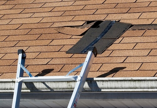 Comment réparer une toiture qui a des problèmes d'étanchéité?